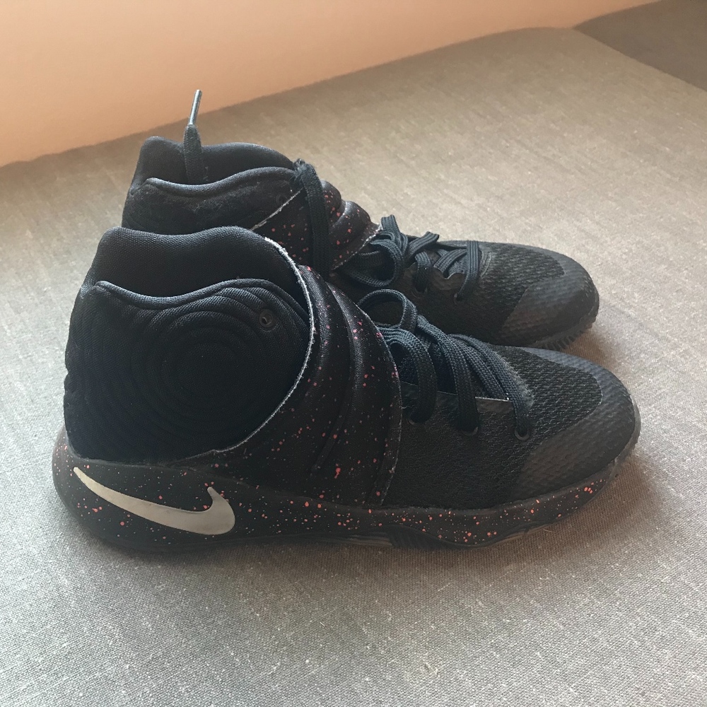 Nike Kyrie 2's Boys
